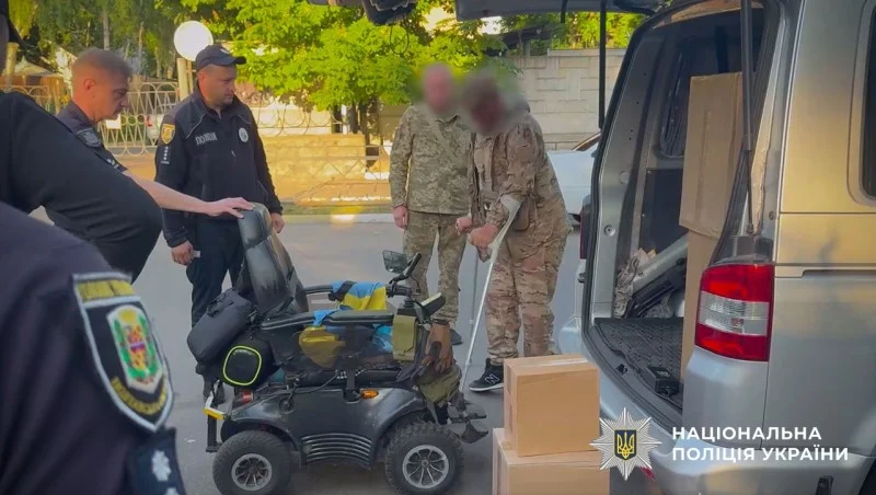Кременчуцькі поліцейські та волонтери доставили гуманітарну допомогу пораненим захисникам у Миколаїв — фото з місця.
